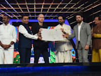 הבמאי נדב לפיד (שלישי משמאל) בטקס נעילת פסטיבל הסרטים בגואה, בשבוע שעבר / צילום: Associated Press