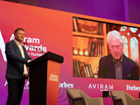 ביל קלינטון, נשיא ארה''ב לשעבר בגמר התחרות בדובאי יחד עם זיו אבירם / צילום: יח''צ אוהד רומנו