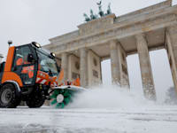 מפלסת שלג בשער ברנדנבורג. בלילה הטמפרטורות מתחת לאפס / צילום: Reuters, CHRISTIAN MANG