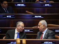 בנימין נתניהו ויריב לוין במליאת הכנסת, היום (ג') / צילום: נועם מושקוביץ, דוברות הכנסת