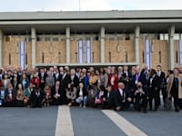 משתתפי הכנס בתמונה משותפת על רקע הכנסת / צילום: יעל הוכהויזר, לע''מ