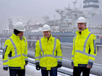 שר האוצר, קנצלר גרמניה, ושר הכלכלה הגרמני, בטקס פתית הטרמינל לגז מונזל / צילום: Associated Press, Michael Sohn