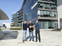 גולן דותן, מנכ''ל אושירה; רפי סער, ראש עיריית כפר סבא; ומוטי גוטמן, מנכ''ל מטריקס; ליד מגדל המשרדים בכפר סבא / צילום: מורג ביטן