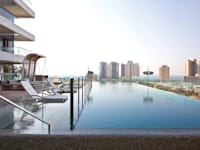 בריכת שחייה על גג בניין / צילום: יקי אסייג