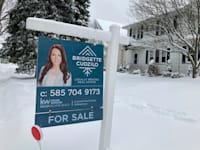 אמריקאים מקטינים את החסכונות שצברו בזמן המגפה ושוק הדיור נמצא בירידה / צילום: Associated Press, Ted Shaffrey