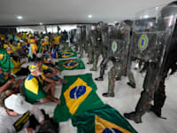 תומכי בולסנרו מול כוחות המשטרה במתקפה על בנייני הרשויות בברזיליה / צילום: Associated Press, Eraldo Peres