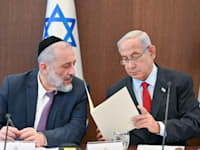 בנימין נתניהו ואריה דרעי בישיבת הממשלה השבועית, היום / צילום: קובי גדעון-לע''מ