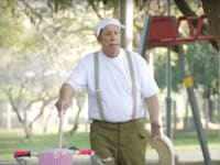 שייקה לוי מחפש גן ולא את גבעת חלפון, בפרסומת לפועלים / צילום: צילום מסך