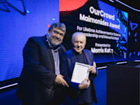 ג'ון מדבד, מנכ''ל OurCrowd, מעניק פרס מפעל חיים למוריס קאהן / צילום: תומר פולטין