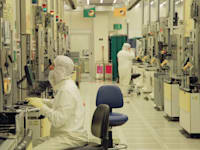 החדר הנקי במפעל אינטל בקרית גת / צילום: Associated Press, Matt Rourke