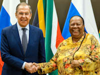 נלדי פנדור, שרת החוץ של דרום אפריקה, עם סרגיי לברוב, שר החוץ של רוסי / צילום: Associated Press, Russian Foreign Ministry Press Service