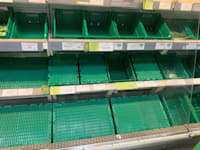 מדפים ריקים בסופר בבריטניה / צילום: Reuters, PA images