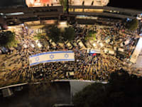 מפגינים מחוץ למספרה בה שוהה שרה נתניהו / צילום: אור אדר