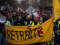 מפגינים בצרפת. בשלט משחק מילים שקורא לממשלה לסגת מסוגיית הפרישה לגמלאות / צילום: Associated Press, Daniel Cole