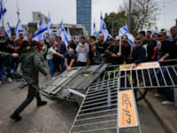 הפלת המחסומים של המשטרה בקפלן / צילום: Associated Press, Ohad Zwigenberg