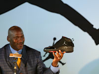 ג'ורדן מציג דגם של נייקי במהלך מסיבת עיתונאים בהונג קונג, 2004 / צילום: Reuters