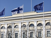 דגלי פינלנד ונאט''ו מחוץ לפרלמנט המדינה בהלנסקי, לאחר הצטרפותה לברית / צילום: Reuters, LEHTIKUVA