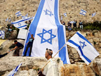 מיצג של מתנגדי הרפורמה המשפטית: דגל ישראל והכרזת העצמאות על חומות העיר העתיקה בירושלים / צילום: Reuters, Ronen Zvulun