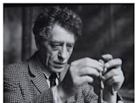 אלברטו ג'קומטי מפסל, 1966-1960 / צילום: הרברט מאטר | הדפסת כסף ג'לטינית, 35.4×28.9 ס''מ אוסף מוזיאון תל אביב לאמנות,  מתנת וירג'יניה והרברט לאסט, גריניץ', קונטיקט, באמצעות ידידי מוזיאון תל אביב לאמנות בארה''ב, 2004 | © הרברט מאטר