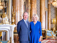 המלך צ'ארלס והמלכה־רעיה קמילה בארמון בקינגהאם / צילום: Associated Press, Hugo Burnand