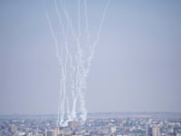 שיגורי רקטות של הג'יהאד האסלאמי מהעיר עזה לעבר ישראל / צילום: Associated Press, Adel Hana