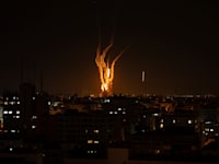 טילים נורים לעבר ישראל מרצועת עזה / צילום: Associated Press, Fatima Shbair