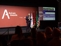 המנכ''ל סנדובאל כשמאחוריו דגלי ישראל, ערב הסעודית ומרוקו / צילום: Colin Baldwin for Forbes