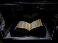 קודקס ששון, התנ''ך העברי השלם והעתיק בעולם, מוצג בבית סות'ביס / צילום: Associated Press, Ariel Schalit
