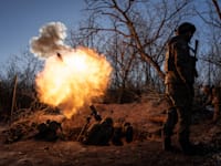 לוחמים אוקראינים יורים מרגמה 120 מ''מ לעבר עמדות רוסיות בקו החזית ליד באחמוט / צילום: Associated Press, Evgeniy Maloletka