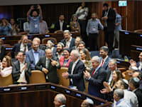 חברי הכנסת ושרי הקואליציה חוגגים את העברת התקציב / צילום: נועם מושקוביץ, דוברות הכנסת