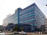 שני הנכסים שרכשה קרן תימורה ברחוב המלאכה, לוד / צילום: דור קדמי