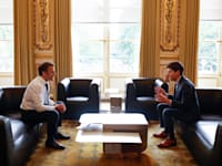 נשיא צרפת עמנואל מקרון נפגש עם מנכ''ל OpenAI, סם אלטמן בפריז / צילום: Associated Press, Yoan Vala