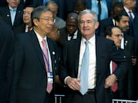 יו''ר הפדרל ריזרב ג'רום פאוול ועמיתו הסיני יי גאנג / צילום: Associated Press, Jose Luis Magana