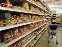 מדפים בסופרמרקט / צילום: תמר מצפי