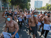 מפגינים ברחובות יאנגון במינאמר / צילום: Associated Press