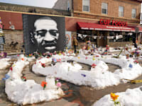 איור לזכרו של ג'ורג' פלויד במינאפוליס / צילום: Associated Press, Jim Mone File