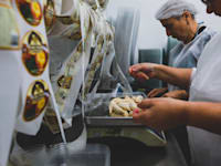 אצל טניה. מבחר עצום של כיסונים מכל הסוגים / צילום: אריק רובין