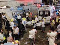 פינוי הנפגעים במהלך הלילה על ידי כוחות ההצלה / צילום: Associated Press, ASSOCIATED PRESS