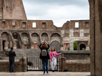 בתיירים בקוליסאום ברומא. האתר נפתח מחדש בסוף אפריל / צילום: Associated Press, Domenico Stinellis