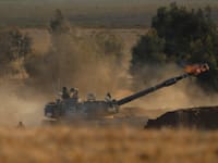 תותח של צה"ל יורה לעבר עזה / צילום: Associated Press, Ariel Schalit