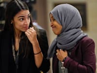 אילהאן עומאר (ימין) ואלכסנדריה אוקסיו קורטז מהאגף הדמוקרטי הפרוגרסיבי / צילום: Associated Press, Pablo Martinez Monsivais