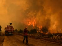 שריפת ענק ליד כפר שנמצא בסמיכות לעיר הטורקית מנבגט / צילום: Associated Press