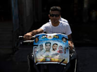 מהללים את ששת המחבלים הנמלטים. ג'נין / צילום: Associated Press, Nasser Nasser