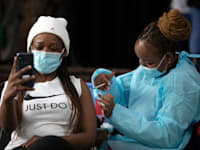 חיסון לקורונה בדרום אפריקה / צילום: Associated Press, Themba Hadebe