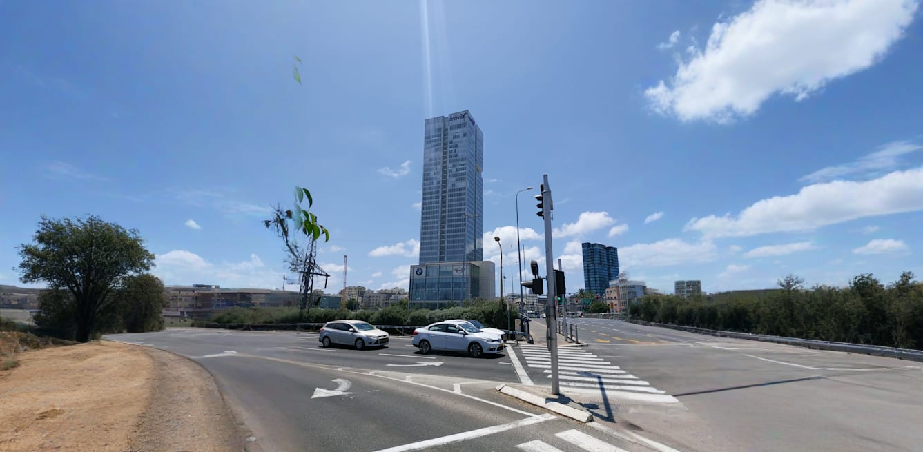 "בנין ויתניה ברחוב לה גארדיה / צילום: איל יצהר" "בנין ויתניה ברחוב לה גארדיה / צילום: איל יצהר"