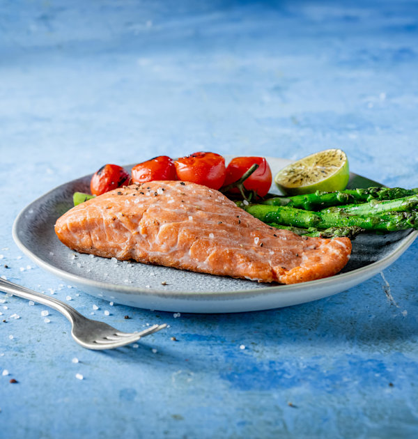 ''אנחנו עובדים עם שפים מקומיים וכבר יש לו טעם של דג, אבל עוד לא של סלמון'' / צילום: אסף קרלה