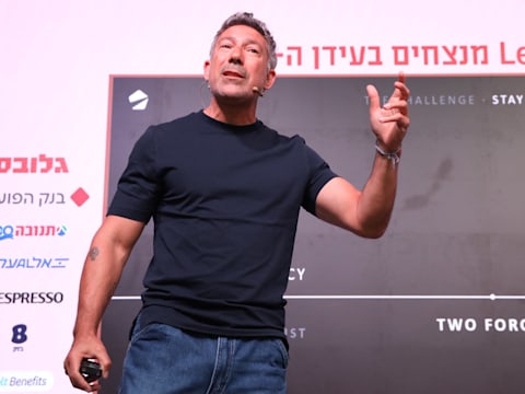 מוטי שרף, מייסד שרף תקשורת ואסטרטגיה ושותף מייסד Brij AI lab, בכנס MAD / צילום: ענבל מרמרי