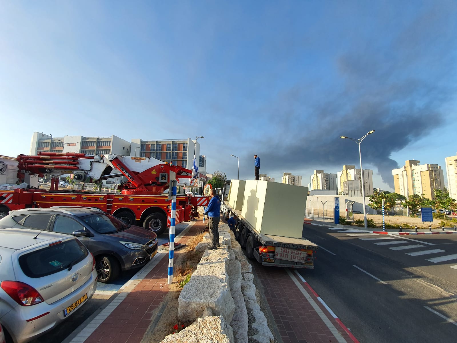 ענן הפיח כתוצאה מהשריפה במיכל הדלק של תש"ן באשקלון, הבוקר / צילום: דוברות בית חולים ברזילי