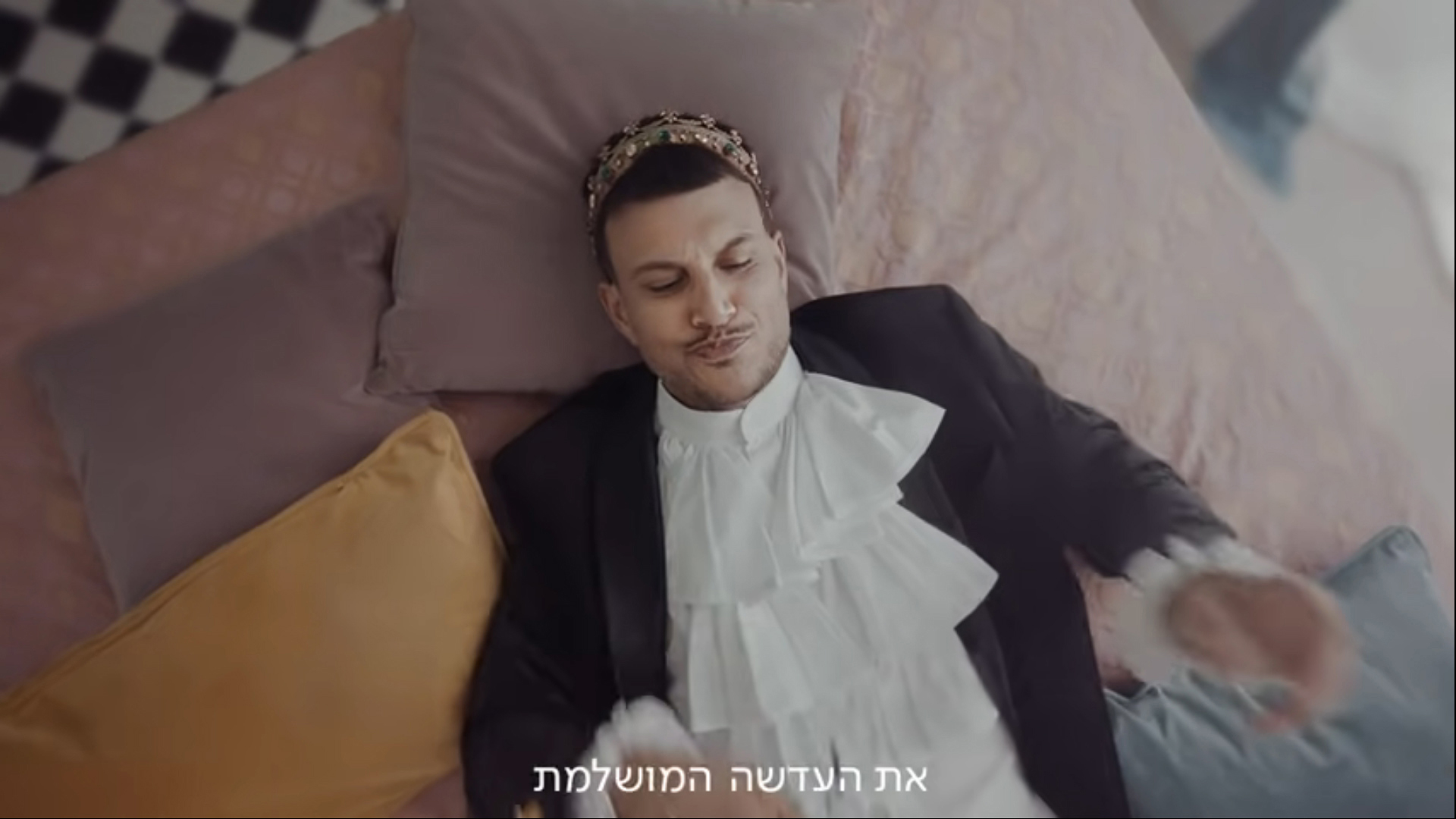 אסי עזר בקמפיין קרולינה למקה / צילום: צילום מסך