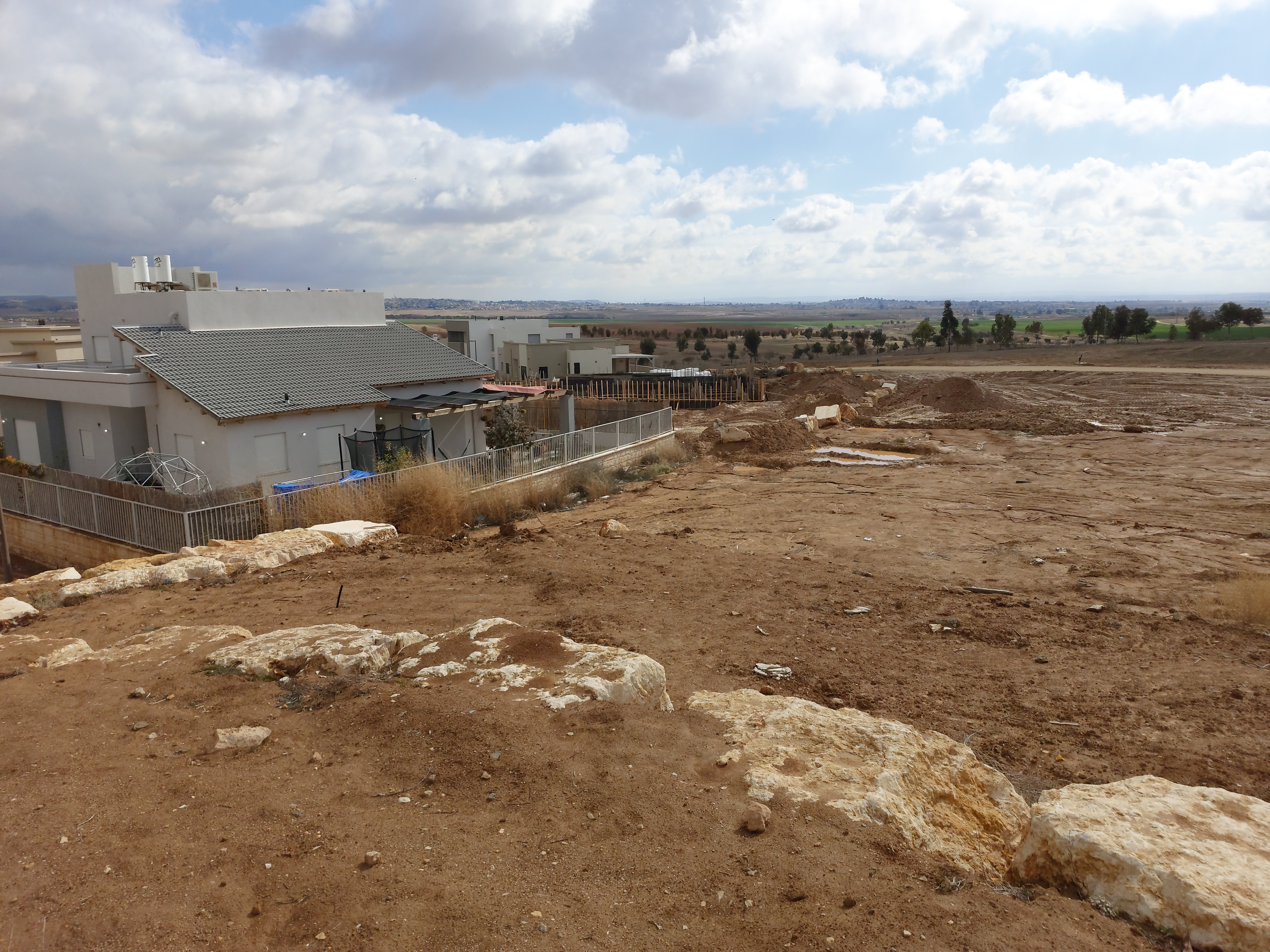 מתחם מגרשים למכירה בשכונת כרמית במיתר / צילום: איל יצהר מתחם מגרשים למכירה בשכונת כרמית במיתר / צילום: איל יצהר